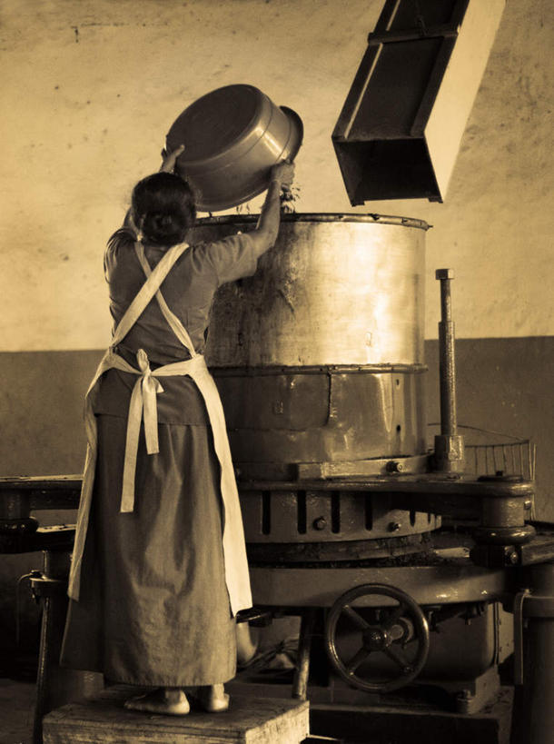 西方人,一个人,工厂,站,举,竖图,室内,白天,工作服,制服,金属制品,欧洲,欧洲人,仅一个女性,仅一个人,握,阴影,服装,反射,金属,盆,影子,墙,拿,拿着,注视,光脚,墙壁,墙面,背面,衣服,观察,看,托,站着,仅一个中年女性,赤脚,握着,服饰,观看,察看,衣着,穿着,关注,蒸汽机,工作制服,衣饰,女人,女性,中年女性,白种人,举起,举手,举着,向上举,向上伸,向上托,站立,彩图,全身,工作套服,工地,制造厂