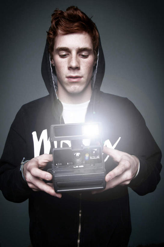 西方人,手,一个人,站,举,捧,竖图,室内,特写,白天,正面,房间,相机,欧洲,欧洲人,仅一个男性,仅一个人,一双,握,阴影,服装,光线,影子,墙,灯光,拿,拿着,休闲装,墙壁,墙面,仅一个年轻男性,一个,拍照,衣服,托,站着,休闲,手部,休闲服,握着,摄影,服饰,单个,拍立得,立拍得,男人,男性,年轻男性,白种人,照相机,端,端着,举起,举手,举着,捧着,手捧,向上举,向上伸,向上托,站立,半身,彩图,照相