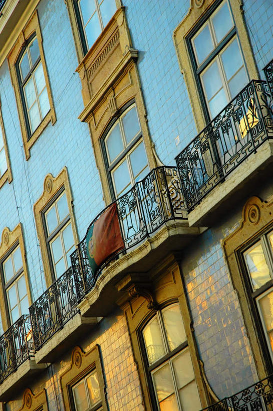 无人,栏杆,露台,竖图,室外,白天,仰视,度假,美景,窗户,落地窗,阳台,城市风光,城市,葡萄牙,欧洲,一排,许多,阴影,整齐,光线,影子,墙,景观,围栏,很多,娱乐,护栏,玻璃窗,墙壁,墙面,排列,一个,阳光,享受,休闲,景色,放松,单个,队列,南欧,葡萄牙国旗,葡萄牙共和国,彩图,低角度拍摄,露天阳台