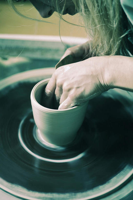 西方人,手,一个人,站,摸,竖图,俯视,室内,特写,白天,房间,欧洲,欧洲人,仅一个年轻女性,仅一个女性,仅一个人,一双,抚摸,弯腰,握,阴影,服装,朦胧,模糊,光线,影子,陶瓷,灯光,陶瓷制品,拿,拿着,休闲装,衣服,站着,休闲,手部,休闲服,握着,服饰,弯身,拉胚,年轻女性,女人,女性,白种人,触摸,接触,站立,半身,彩图,高角度拍摄