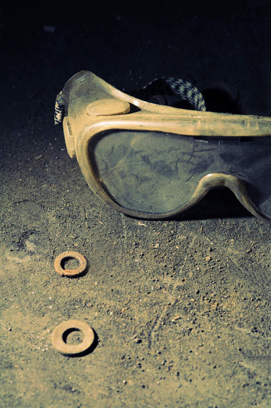 无人,竖图,俯视,室外,特写,白天,安全,阴影,生锈,光线,眼镜,影子,泥土,土壤,防护,地面,铜圈,两个,一个,阳光,肮脏,单个,护目镜,保护,保险,邋遢,保全,周全,安稳,安定,安全防护眼镜,龌龊,污秽,恶浊,平安,彩图,高角度拍摄,防护眼镜