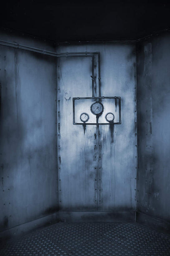 无人,竖图,室内,白天,正面,阴影,生锈,光线,钉子,影子,墙,灯光,墙壁,墙面,三个,监狱,腐蚀,侵蚀,五金,监禁,紧固,束缚,关押,监牢,牢狱,牢固,监管,禁闭,腐化,锈迹斑斑,看守,彩图,稳固