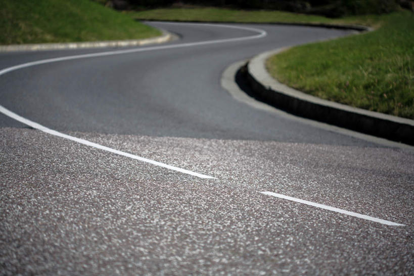 无人,横图,室外,白天,正面,度假,草地,草坪,美景,植物,城市风光,城市,道路,路,公路,阴影,光线,影子,景观,分界线,停车线,交通,娱乐,草,绿色,阳光,享受,休闲,景色,放松,车行道,车行道分界线,标线,转弯,车行线,马路,彩图