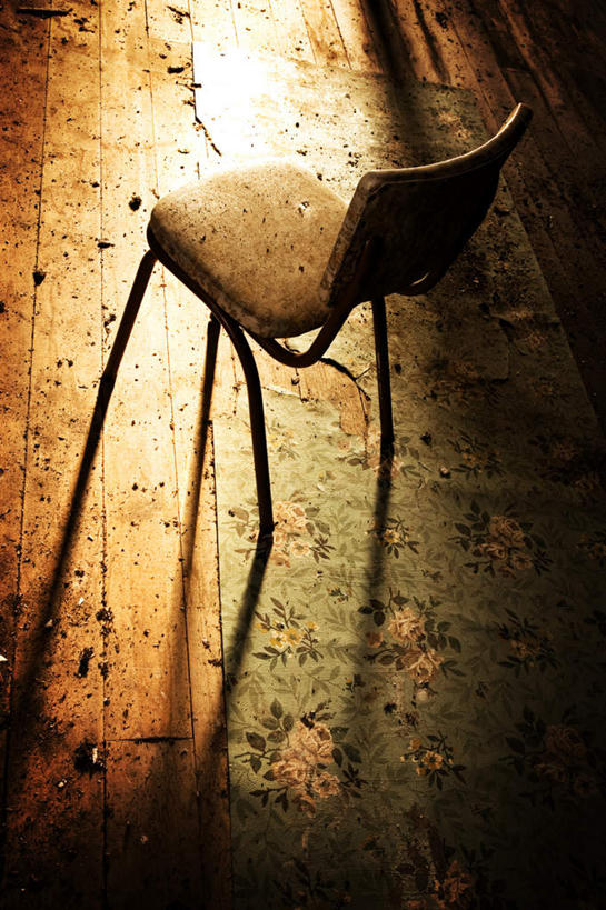 无人,竖图,俯视,室内,特写,白天,地板,椅子,阴影,光线,影子,地面,凌乱,木地板,一个,阳光,肮脏,单个,混乱,邋遢,纷乱,缭乱,庞杂,龌龊,污秽,恶浊,彩图,高角度拍摄