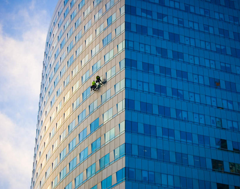 西方人,两个人,清洁工,高楼大厦,横图,室外,白天,仰视,度假,美景,城市风光,标志建筑,城市,大厦,地标,建筑,摩天大楼,欧洲,欧洲人,吊挂,悬挂,阴影,光线,影子,景观,云,云朵,挂,云彩,注视,娱乐,建设,蓝色,白云,蓝天,天空,阳光,天,观察,看,享受,休闲,景色,放松,晴朗,观看,察看,关注,清洁员,保洁员,清洁人员,男人,男性,年轻男性,白种人,清洁工人,晴空,彩图,低角度拍摄,全身,大楼,高层建筑,高楼,摩天楼