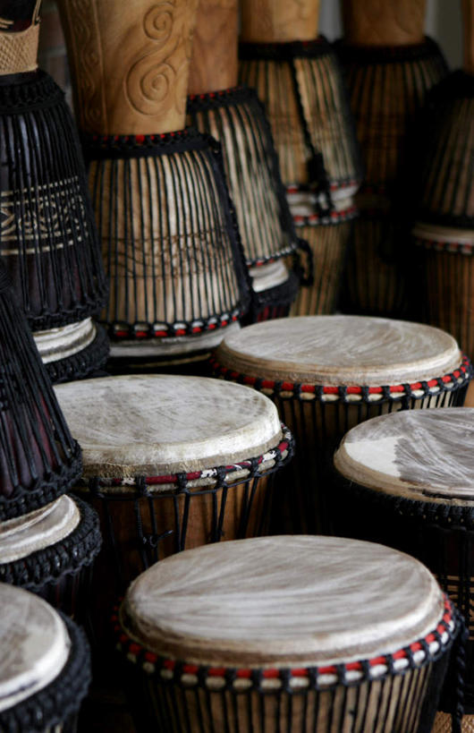 无人,横图,室内,特写,白天,正面,许多,阴影,风俗,朦胧,模糊,民俗,光线,影子,灯光,鼓,乐器,很多,绳子,绳索,打击乐器,节奏,节拍,非洲鼓,民风,传统乐器,彩图