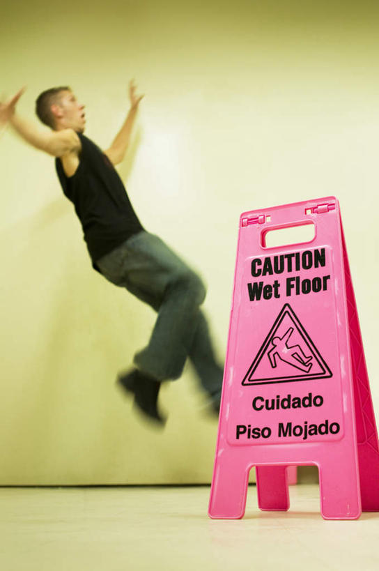 西方人,一个人,伸展双臂,竖图,室内,白天,侧面,欧洲,欧洲人,仅一个男性,仅一个人,服装,朦胧,模糊,英文,标志,文字,字符,字母,半空,警告,注视,休闲装,标识,仅一个年轻男性,衣服,观察,看,休闲,休闲服,服饰,观看,英文字母,后仰,察看,注意,关注,滑倒,细致,告诫,忠告,男人,男性,年轻男性,白种人,敞开双臂,伸开双臂,展开双肩,张开手臂,张开双臂,彩图,全身