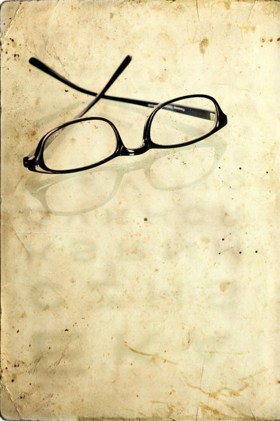 无人,竖图,俯视,室外,特写,白天,一副,朦胧,模糊,眼镜,黑色,近视眼镜,彩图,高角度拍摄