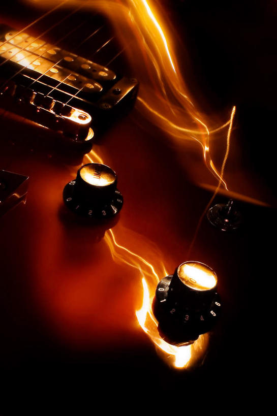 无人,竖图,俯视,室内,特写,白天,热情,火,朦胧,模糊,火焰,吉他,乐器,弦乐器,燃烧,琴弦,弹拨弦鸣乐器,彩图,高角度拍摄,弹拨弦乐器