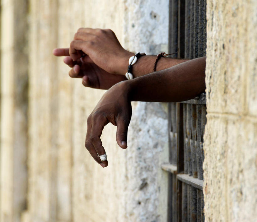 西方人,手,一个人,横图,室外,特写,白天,正面,欧洲,欧洲人,仅一个男性,仅一个人,阴影,光线,影子,墙,笼子,墙壁,墙面,仅一个年轻男性,阳光,手部,监狱,监禁,束缚,关押,监牢,牢狱,监管,禁闭,男人,男性,年轻男性,白种人,看守,半身,彩图