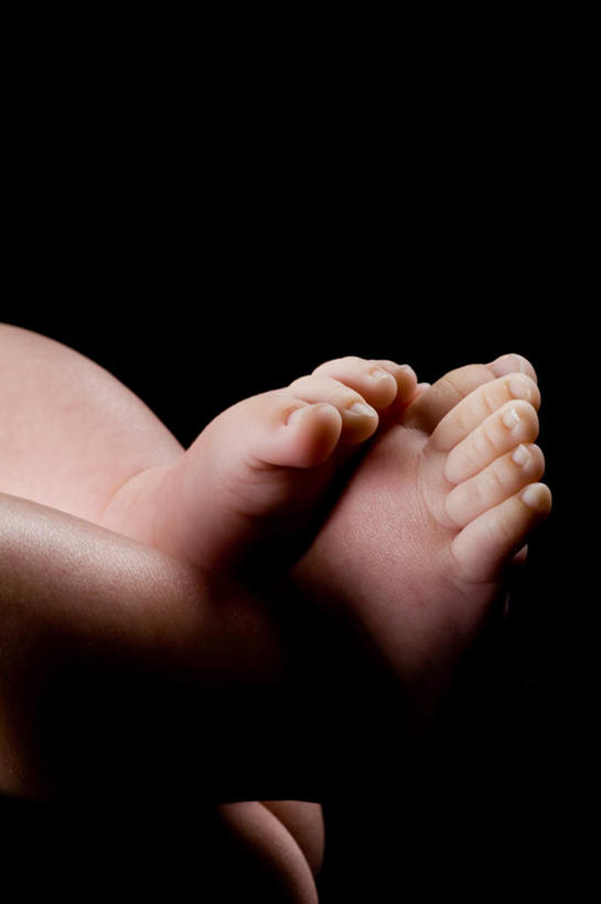 西方人,婴儿,儿童,腿部,脚,脚趾,脚趾甲,腿,一个人,竖图,俯视,室内,白天,纯洁,欧洲,欧洲人,仅一个人,蜷缩,黑色背景,抬腿,光脚,小孩,赤脚,可爱,摄影,活泼,影棚,宝宝,纯真,烂漫,无邪,伶俐,天真,白种人,孩子,脚指甲,半身,彩图,高角度拍摄,影棚拍摄,拍摄