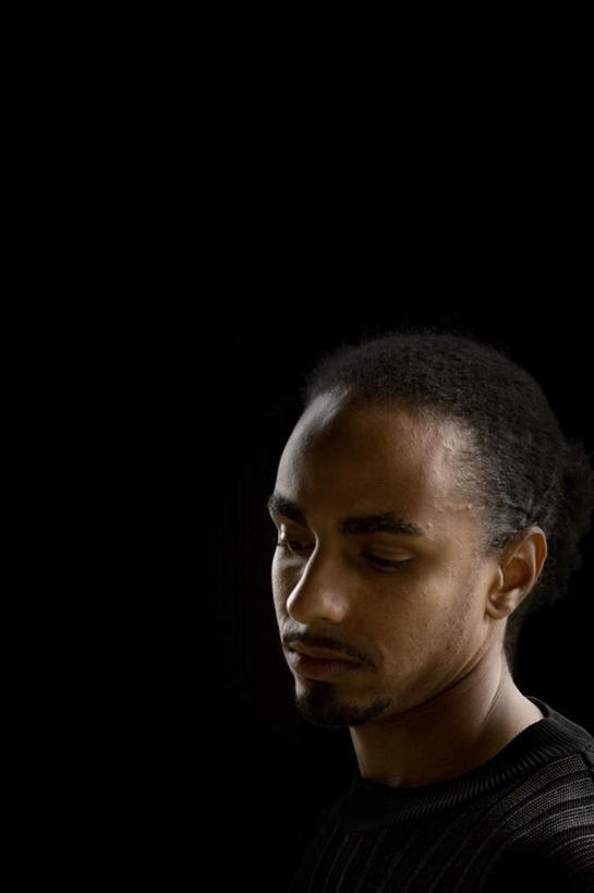 西方人,脸,头,脸颊,脖子,胡须,一个人,站,竖图,室外,特写,夜晚,正面,欧洲,欧洲人,仅一个男性,仅一个人,服装,注视,休闲装,肩膀,仅一个年轻男性,衣服,观察,看,站着,休闲,休闲服,服饰,观看,察看,关注,悲哀,悲痛,悲恸,男人,男性,年轻男性,白种人,头部,胡子,络腮胡,脖,颈,颈部,脸部,脸蛋,面部,站立,半身,彩图