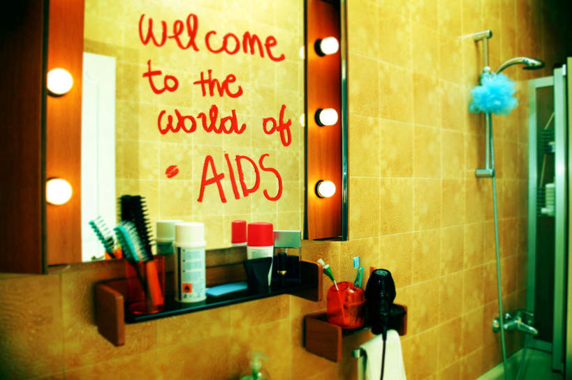 无人,横图,室内,白天,正面,镜子,卫生间,浴室,玻璃,英文,标志,水龙头,文字,字符,字母,梳子,标识,开关,玻璃制品,打开,英文字母,阀门,镜像,疾病,开启,恐怖,镜面,艾滋病,可怕,传染,可骇,传染病,HIV病毒,后天性免疫缺陷症候群,获得性免疫缺陷综合症,流行症,慢性病,人类免疫缺陷病毒,症候群,综合症,致命,水咀,艾滋,艾滋病病毒,恐惧,淋浴房,彩图,冲凉房,沐浴间,沐浴室,感染