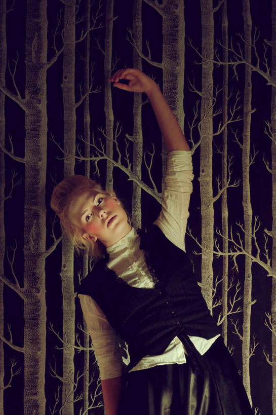 西方人,一个人,站,举,竖图,室内,白天,正面,复古,树林,植物,壁纸,欧洲,欧洲人,仅一个年轻女性,仅一个女性,仅一个人,服装,陈旧,豪华,注视,树,树木,衣服,绿色,自然,观察,看,托,站着,典雅,服饰,生长,成长,观看,察看,高雅,衣着,穿着,关注,雅致,衣饰,文雅,年轻女性,女人,女性,白种人,墙纸,举起,举手,举着,向上举,向上伸,向上托,站立,半身,彩图,奢华