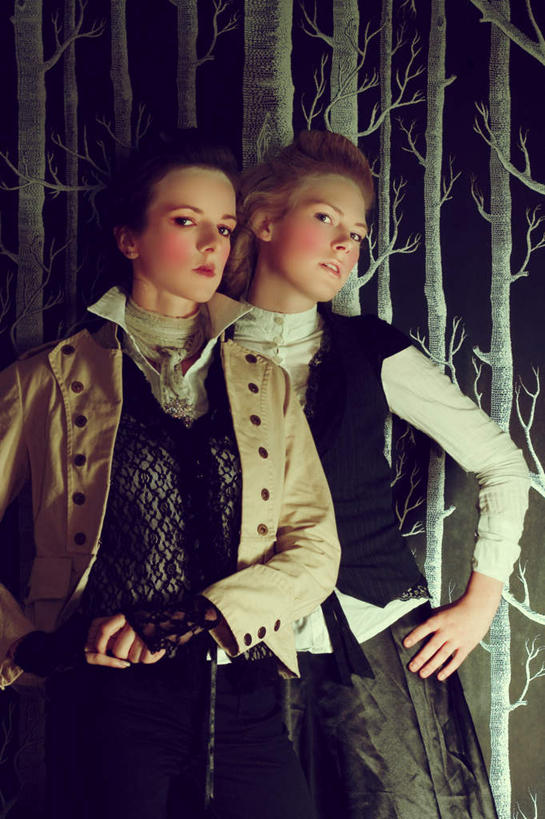 西方人,两个人,站,竖图,室内,白天,正面,复古,树林,植物,壁纸,欧洲,欧洲人,服装,陈旧,豪华,注视,手叉腰,树,树木,衣服,绿色,自然,叉腰,观察,看,站着,典雅,服饰,生长,成长,观看,察看,高雅,衣着,穿着,关注,雅致,衣饰,文雅,年轻女性,女人,女性,白种人,墙纸,站立,半身,彩图,奢华