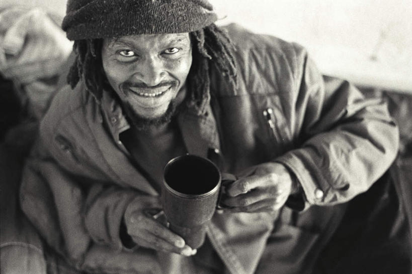 西方人,胡须,笑,微笑,露齿笑,横图,俯视,室外,白天,杯子,帽子,欧洲,非洲,黑人,欧洲人,服装,一杯,注视,休闲装,拾荒者,衣服,水杯,观察,看,休闲,辫子,休闲服,乞丐,服饰,观看,察看,贫困,贫穷,关注,乞讨,困难,棉帽,叫花子,叫化子,贫苦,穷苦,清苦,清贫,非洲人,胡子,络腮胡,茶杯,抬头,仰头,半身,彩图,高角度拍摄