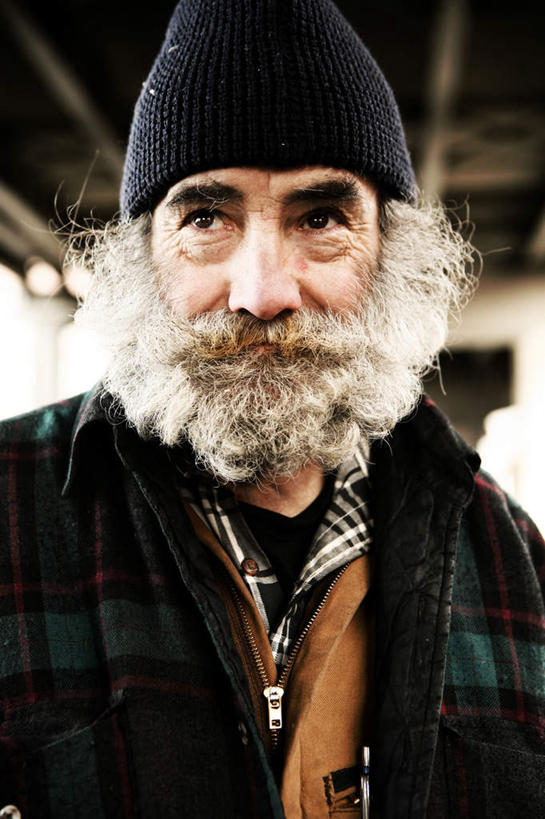 西方人,脸,头,脸颊,胡须,一个人,站,竖图,室外,白天,正面,帽子,欧洲,欧洲人,仅一个男性,仅一个人,服装,注视,休闲装,拾荒者,衣服,白色,观察,看,站着,仅一个老年男性,休闲,休闲服,乞丐,服饰,观看,察看,贫困,贫穷,关注,乞讨,困难,一顶,棉帽,叫花子,叫化子,贫苦,穷苦,清苦,清贫,老年男性,男人,男性,白种人,头部,胡子,络腮胡,脸部,脸蛋,面部,站立,半身,彩图