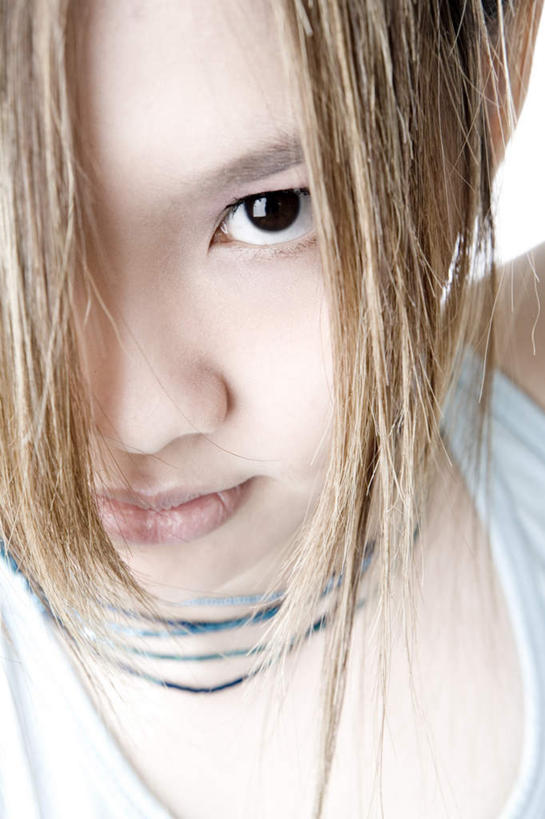 西方人,脸,头,脸颊,脖子,头发,一个人,竖图,室外,特写,白天,正面,项链,欧洲,欧洲人,仅一个年轻女性,仅一个女性,仅一个人,服装,装饰,注视,休闲装,肩膀,装饰品,衣服,饰品,首饰,观察,看,休闲,休闲服,金色,凝视,服饰,观看,华丽,修饰,点缀,察看,关注,凝望,衬托,美观,雅致,雅观,谛视,年轻女性,女人,女性,白种人,头部,长发,脖,颈,颈部,脸部,脸蛋,面部,半身,彩图,窥视