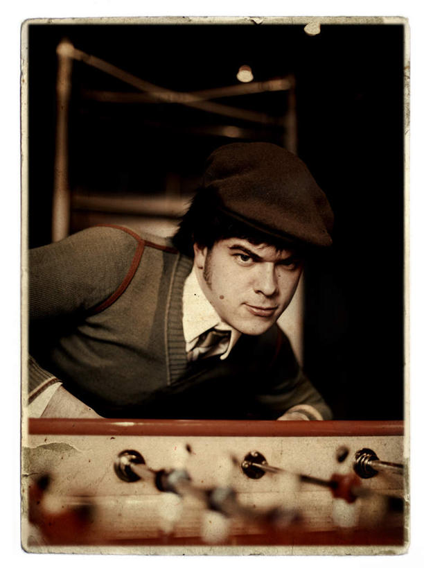 西方人,一个人,站,竖图,室内,白天,正面,毛衣,衬衫,锻炼,游戏,运动,足球,帽子,欧洲,欧洲人,仅一个男性,仅一个人,服装,玩,注视,休闲装,娱乐,仅一个年轻男性,衣服,观察,看,站着,休闲,休闲服,服饰,观看,活动,察看,发泄,关注,消遣,智力,贝雷帽,桌式足球,桌上足球,宣泄,一顶,体育,男人,男性,年轻男性,白种人,玩耍,嬉戏,站立,半身,彩图,衬衣,绒衣,套衫,套头毛衣,线衣,健身