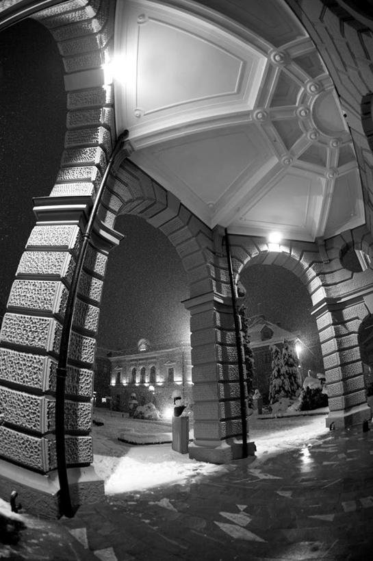 无人,竖图,室外,夜晚,正面,广角镜头,鱼眼镜头,旅游,度假,名胜古迹,雪,大雪,标志建筑,地标,建筑,欧洲,斯洛文尼亚,一排,许多,阴影,遗迹,整齐,光线,影子,柱子,墙,积雪,雪景,冬季,冬天,灯光,首都,古迹,文物,娱乐,建设,古建筑,墙壁,墙面,排列,蓝色,蓝天,天空,天,享受,休闲,旅游胜地,放松,寒冷,晴朗,队列,古文明,中欧,万里无云,严寒,斯洛文尼亚共和国,卢布尔雅那,晴空,晴空万里,彩图