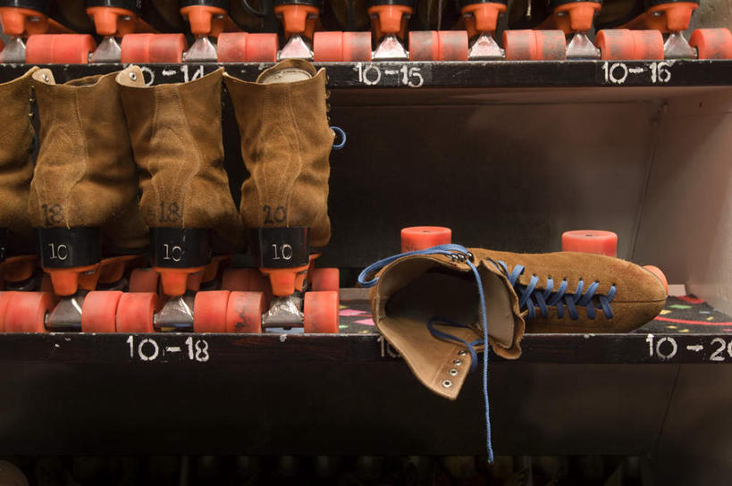 无人,横图,室内,特写,白天,正面,滚轴溜冰,静物,一排,许多,整齐,旱冰鞋,溜冰鞋,很多,排列,轮滑鞋,队列,单排轮滑,溜冰,轮滑,彩图