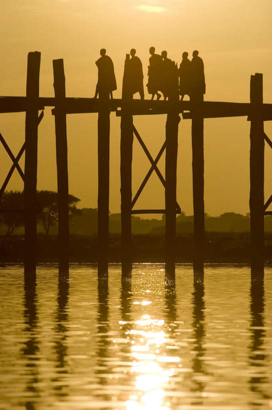 东方人,秃头,和尚,走,竖图,室外,白天,侧面,河流,石头,日落,山,山脉,水,植物,亚洲,一排,波纹,服装,整齐,长袍,木板,石子,河水,山峰,水流,晚霞,霞光,落日,桥,木桥,涟漪,山峦,许多人,背光,注视,黄种人,栈桥,树,树木,排列,衣服,绿色,倒影,水纹,黄昏,波浪,群山,观察,看,一群人,彩霞,服饰,佛教,生长,成长,观看,人行桥,木板桥,察看,倒映,衣着,穿着,队列,关注,僧服,逆光,水晕,衣饰,释教,夕照,反照,男人,男性,中年男性,亚洲人,光头,无发,石块,岩石,夕阳,比丘,高僧,僧,僧侣,僧人,沙弥,修行僧,步行,散步,走路,彩图,全身,斜阳