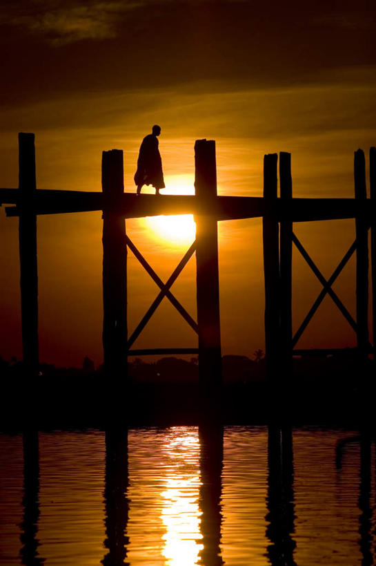 东方人,秃头,一个人,和尚,走,竖图,室外,白天,仰视,河流,石头,日落,山,山脉,水,植物,亚洲,仅一个男性,仅一个人,阴影,波纹,服装,光线,长袍,木板,石子,影子,河水,山峰,水流,晚霞,霞光,落日,桥,木桥,涟漪,山峦,背光,注视,黄种人,栈桥,树,树木,仅一个年轻男性,衣服,绿色,倒影,水纹,阳光,黄昏,波浪,群山,观察,看,彩霞,服饰,佛教,生长,成长,观看,人行桥,木板桥,察看,倒映,衣着,穿着,关注,僧服,逆光,水晕,衣饰,释教,夕照,反照,男人,男性,年轻男性,亚洲人,光头,无发,石块,岩石,夕阳,比丘,高僧,僧,僧侣,僧人,沙弥,修行僧,步行,散步,走路,彩图,低角度拍摄,全身,斜阳