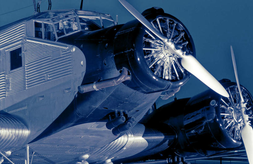 无人,横图,室外,白天,仰视,飞机,阴影,光线,影子,螺旋桨,旋转,航空,蓝色,蓝天,天空,阳光,交通工具,天,战争,空军,晴朗,战斗机,载具,轰炸机,军用机,军用战斗机,两架,万里无云,晴空,晴空万里,彩图,低角度拍摄