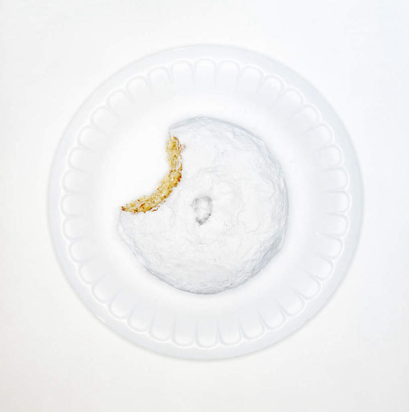 点心,面包,无人,竖图,俯视,室内,特写,白天,白色背景,餐具,残缺,碟子,盘,食品,面点,食物,糕点,一个,白色,盘子,碟,摄影,影棚,单个,残破,多纳圈,彩图,高角度拍摄,影棚拍摄,拍摄