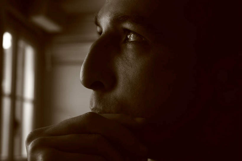 西方人,一个人,坐,横图,黑白,室内,特写,白天,侧面,窗户,落地窗,欧洲,欧洲人,仅一个男性,仅一个人,撑,朦胧,模糊,托腮,注视,玻璃窗,仅一个年轻男性,观察,看,托,观看,察看,撑着,关注,托下巴,男人,男性,年轻男性,白种人,抬头,仰头,坐着,半身