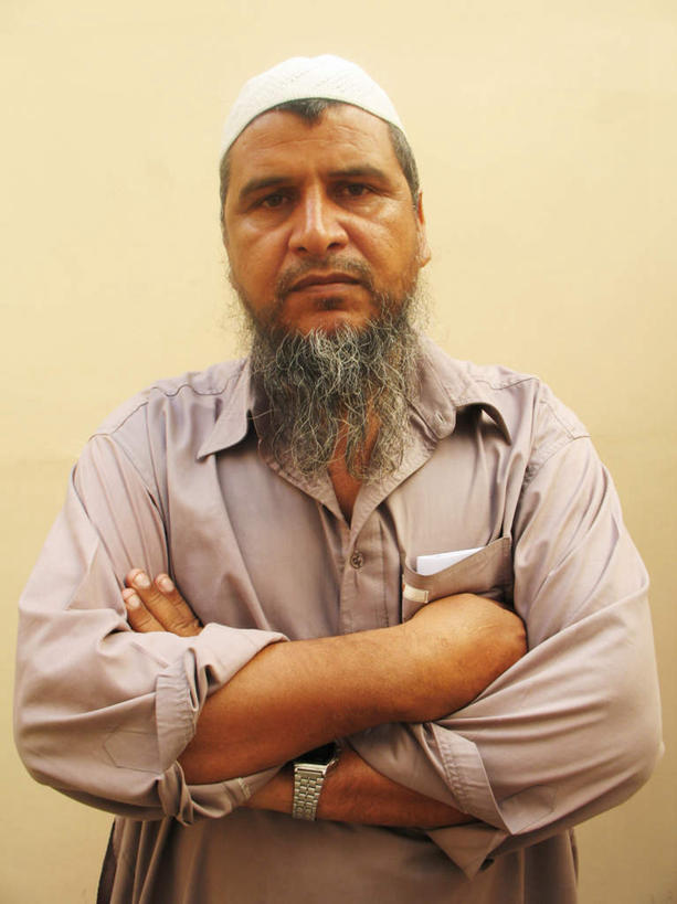 站,双手交叉,竖图,室外,白天,正面,衬衫,帽子,黄色背景,服装,休闲装,运动帽,衣服,紫色,白色,站着,休闲服,鸭舌帽,服饰,双手抱胸,一顶,站立,半身,彩图,衬衣