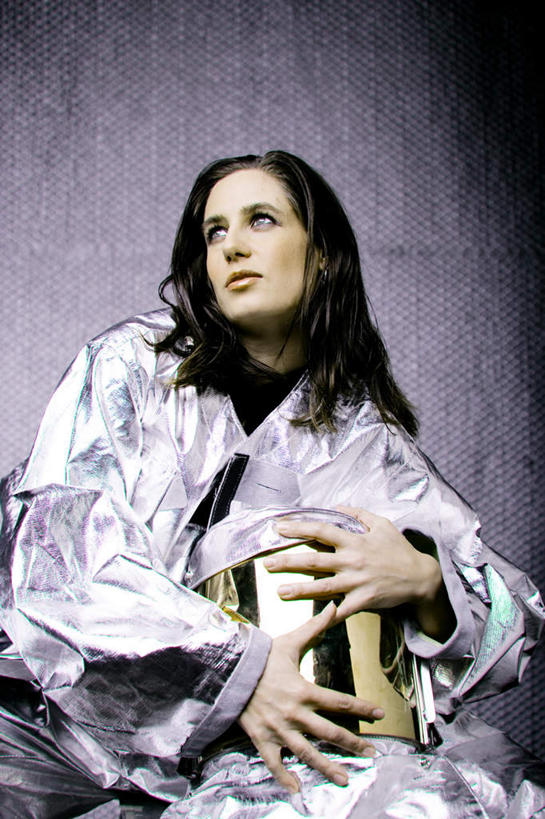 孕妇,腹部,坐,摸,竖图,室内,白天,仰视,抚摸,紫色背景,服装,长袍,扭头,注视,衣服,黑色,观察,看,转头,怀孕,摄影,服饰,影棚,观看,察看,待产,衣着,太空服,穿着,关注,妊娠,准妈妈,衣饰,腹,肚子,长发,卷发,产妇,触摸,接触,坐着,半身,彩图,低角度拍摄,影棚拍摄,拍摄