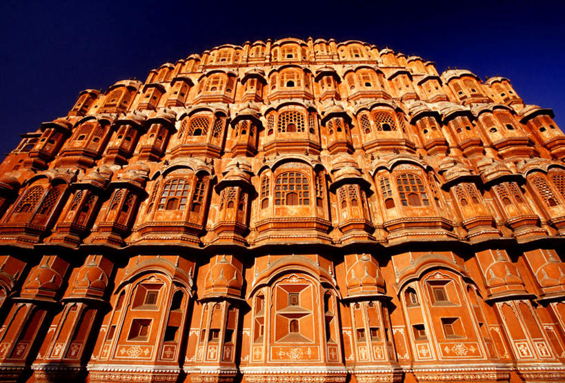 无人,宫殿,横图,室外,白天,仰视,旅游,度假,名胜古迹,窗户,标志建筑,地标,建筑,印度,亚洲,一排,许多,阴影,遗迹,整齐,光线,影子,墙,古迹,文物,娱乐,建设,古建筑,玻璃窗,墙壁,墙面,排列,蓝色,蓝天,天空,阳光,天,享受,休闲,橙色,旅游胜地,放松,晴朗,宫廷,队列,南亚,古文明,万里无云,首府,拉贾斯坦邦,拉贾斯坦,印度共和国,风宫,红粉之城,斋普尔,风之宫殿,晴空,晴空万里,彩图,低角度拍摄,宫庭