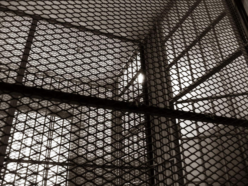 无人,栏杆,横图,室内,白天,仰视,窗户,栅栏,篱笆,围栏,护栏,玻璃窗,监狱,监禁,束缚,犯人,关押,监牢,牢狱,囚犯,监管,禁闭,看守,彩图,低角度拍摄
