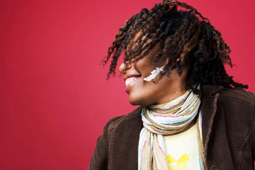 西方人,脸,头,脸颊,一个人,站,笑,微笑,露齿笑,横图,室内,白天,正面,欧洲,非洲,黑人,欧洲人,仅一个年轻女性,仅一个女性,仅一个人,红色背景,装饰,扭头,肩膀,围巾,站着,转头,温暖,摄影,影棚,围脖,保暖,华丽,修饰,点缀,夹克,御寒,衬托,美观,雅致,雅观,茄克,年轻女性,女人,女性,非洲人,头部,脸部,脸蛋,面部,站立,半身,彩图,影棚拍摄,拍摄