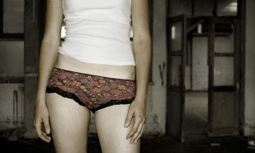 西方人,手,腿部,腿,一个人,家,站,横图,室内,特写,白天,正面,窗户,门,欧洲,欧洲人,仅一个年轻女性,仅一个女性,仅一个人,阴影,内裤,服装,光线,影子,房屋,墙,屋顶,屋子,顶棚,楼房,玻璃窗,墙壁,墙面,住宅,衣服,门框,站着,手部,服饰,衣着,穿着,衣饰,年轻女性,女人,女性,白种人,站立,半身,彩图,房子