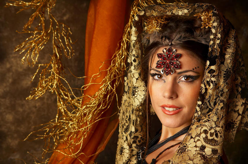 西方人,脸,头,脸颊,一个人,站,横图,室内,特写,白天,正面,欧洲,欧洲人,仅一个年轻女性,仅一个女性,仅一个人,装饰,盛开,丝巾,头饰,墙,花蕾,注视,墙壁,墙面,花,花瓣,花朵,鲜花,红色,水钻,花苞,花蕊,观察,看,站着,观看,华丽,修饰,点缀,察看,关注,衬托,美观,雅致,雅观,年轻女性,女人,女性,白种人,头部,脸部,脸蛋,面部,站立,半身,彩图