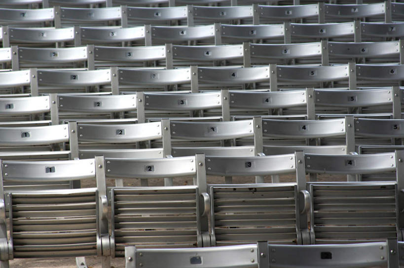 无人,横图,俯视,室内,白天,剧院,椅子,一排,整齐,木制,标志,数字,文字,字符,木椅,标识,排列,木制品,阿拉伯数字,队列,彩图,高角度拍摄,剧场,戏院