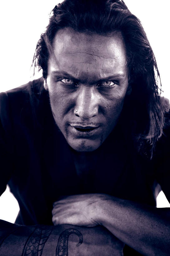 西方人,脸,头,脸颊,手,一个人,竖图,室内,特写,白天,白色背景,正面,欧洲,欧洲人,仅一个男性,仅一个人,仅一个中年男性,肩膀,手部,摄影,影棚,恐怖,惧怕,惊骇,恐惊,恐惧,男人,男性,中年男性,白种人,头部,脸部,脸蛋,面部,半身,彩图,影棚拍摄,拍摄