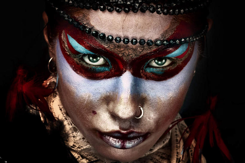 西方人,脸,头,脸颊,一个人,站,横图,室内,特写,白天,正面,项链,欧洲,欧洲人,仅一个年轻女性,仅一个女性,仅一个人,黑色背景,服装,装饰,注视,休闲装,装饰品,衣服,饰品,首饰,观察,看,站着,休闲服,摄影,服饰,影棚,观看,华丽,修饰,点缀,察看,关注,鼻钉,衬托,美观,雅致,雅观,年轻女性,女人,女性,白种人,头部,脸部,脸蛋,面部,站立,半身,彩图,影棚拍摄,拍摄