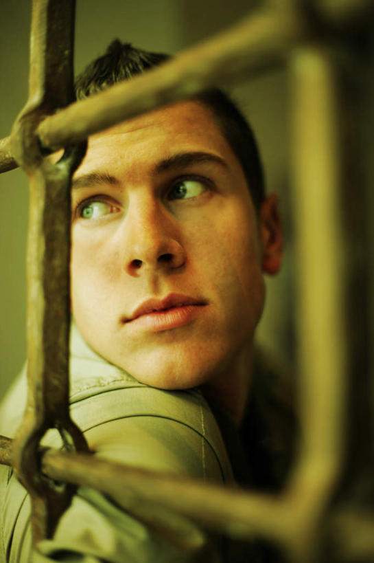 西方人,脸,头,脸颊,一个人,栏杆,坐,竖图,室内,特写,白天,侧面,欧洲,欧洲人,仅一个男性,仅一个人,阴影,朦胧,模糊,光线,影子,围栏,扭头,注视,护栏,肩膀,仅一个年轻男性,阳光,观察,看,转头,观看,察看,犯人,关注,囚犯,男人,男性,年轻男性,白种人,头部,脸部,脸蛋,面部,坐着,半身,彩图