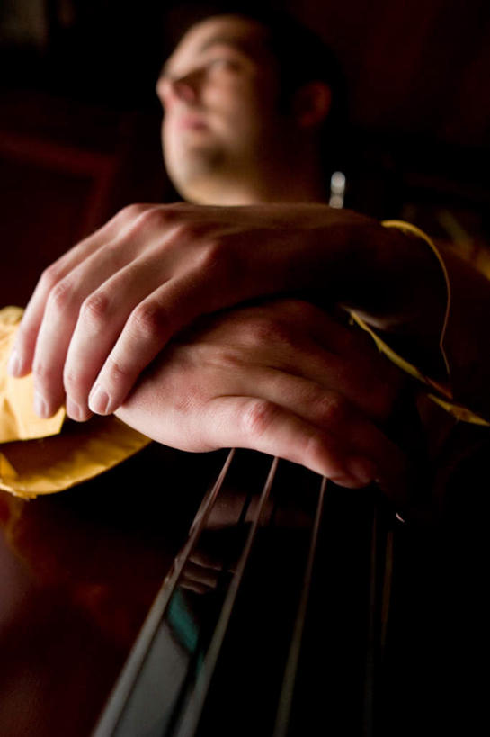 西方人,一个人,音乐家,站,竖图,室内,白天,仰视,欧洲,欧洲人,仅一个男性,仅一个人,仅一个年轻男性,站着,男人,男性,年轻男性,白种人,乐师,演奏家,音乐工作者,作曲家,站立,半身,彩图,低角度拍摄