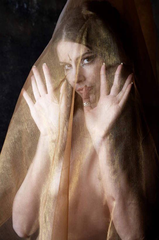 西方人,脸,头,眼睛,鼻子,嘴,脸颊,眉毛,睫毛,手,一个人,竖图,室内,特写,白天,正面,欧洲,欧洲人,双手,瞳孔,仅一个年轻女性,仅一个女性,仅一个人,展开,张开,注视,观察,看,手部,遮,遮掩,眼部,摄影,影棚,褐色背景,观看,察看,掩盖,遮挡,关注,遮盖,掩饰,年轻女性,女人,女性,白种人,头部,鼻,鼻孔,睫,脸部,脸蛋,眉,面部,眼,眼睫毛,眼眉,嘴巴,嘴唇,半身,彩图,影棚拍摄,拍摄,轻纱,眼眉毛