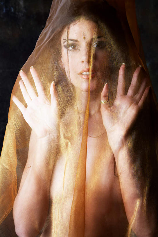 西方人,脸,头,眼睛,鼻子,嘴,脸颊,眉毛,睫毛,手,一个人,竖图,室内,特写,白天,正面,欧洲,欧洲人,双手,瞳孔,仅一个年轻女性,仅一个女性,仅一个人,展开,张开,注视,观察,看,手部,遮,遮掩,眼部,摄影,影棚,褐色背景,观看,察看,掩盖,遮挡,关注,遮盖,掩饰,年轻女性,女人,女性,白种人,头部,鼻,鼻孔,睫,脸部,脸蛋,眉,面部,眼,眼睫毛,眼眉,嘴巴,嘴唇,半身,彩图,影棚拍摄,拍摄,轻纱,眼眉毛