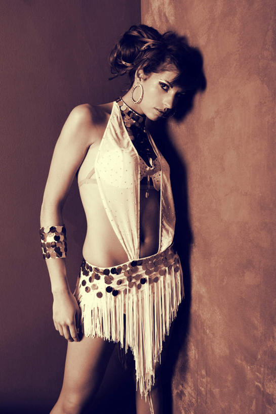 西方人,一个人,站,竖图,室内,白天,侧面,欧洲,欧洲人,仅一个年轻女性,仅一个女性,仅一个人,装饰,注视,裸露,观察,看,站着,手镯,观看,华丽,修饰,点缀,察看,暴露,关注,衬托,美观,雅致,雅观,袒露,年轻女性,女人,女性,白种人,站立,半身,彩图