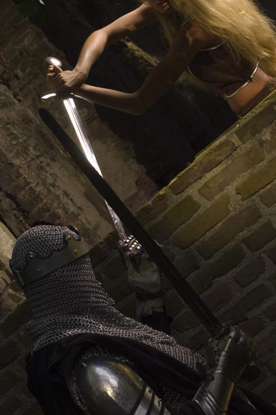 西方人,两个人,竖图,室内,白天,仰视,民族服装,安全,竞争,欧洲,欧洲人,对抗,服装,冲突,盔甲,城堡,防护,古典,破坏,文化,传统,衣服,武器,战争,遮,遮掩,服饰,保护,古装,损坏,掩盖,遮挡,攻击,威胁,对立,矛盾,兵器,保险,防御,战斗,演出服,遮盖,铠甲,敌对,挫败,斗争,抗拒,抗衡,杀伤,威慑,掩饰,防具,防卫,韵味,战役,平安,危险,男人,男性,年轻男性,年轻女性,女人,女性,白种人,半身,彩图,低角度拍摄,传统服装,民俗服,甲胄