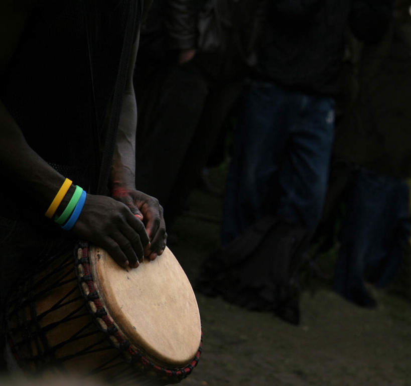 西方人,手,一个人,横图,室内,白天,侧面,欧洲,非洲,狂欢节,黑人,欧洲人,双手,仅一个男性,仅一个人,仅一个中年男性,握,风俗,节日,庆祝,装饰,民俗,鼓,乐器,拿,拿着,文化,一个,黄色,蓝色,庆典,手部,握着,手镯,单个,纪念,华丽,修饰,打击乐器,点缀,节奏,节拍,衬托,美观,雅致,雅观,非洲鼓,民风,传统乐器,男人,男性,中年男性,非洲人,半身,彩图