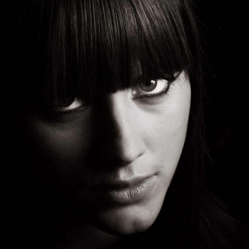 西方人,脸,头,眼睛,脸颊,眉毛,睫毛,一个人,模特,方图,黑白,室内,特写,白天,正面,欧洲,欧洲人,瞳孔,仅一个年轻女性,仅一个女性,仅一个人,阴影,黑色背景,光线,影子,棕色,注视,观察,看,眼部,摄影,影棚,观看,察看,关注,刘海,年轻女性,女人,女性,白种人,头部,睫,脸部,脸蛋,眉,面部,眼,眼睫毛,眼眉,模特儿,半身,影棚拍摄,拍摄,眼眉毛