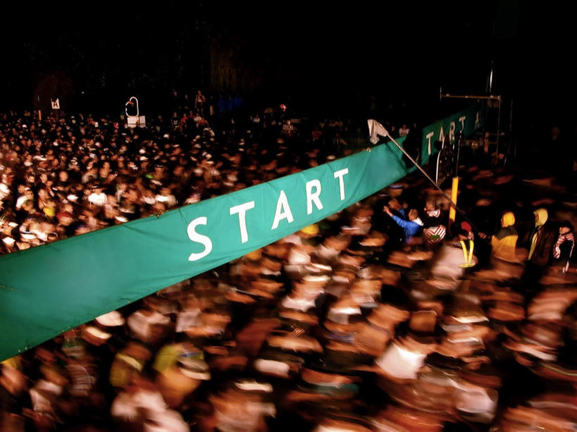 西方人,起跑线,起点,跑,横图,俯视,室外,夜晚,锻炼,运动,欧洲,欧洲人,一排,开始,朦胧,模糊,整齐,英文,标志,文字,字符,字母,许多人,注视,标识,排列,观察,看,一群人,观看,英文字母,察看,队列,关注,起始,条幅,体育,马拉松,白种人,跑步,半身,彩图,高角度拍摄,健身,起跑点