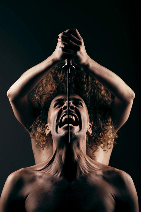 西方人,脸,头,脸颊,手,头发,两个人,同事,模特,举,竖图,室内,特写,白天,正面,成功,合作,团队,集体,信心,竞争,欧洲,欧洲人,对抗,握,阴影,黑色背景,冲突,光线,影子,刀具,拿,拿着,破坏,队伍,裸露,肩膀,刀,托,张嘴,手部,金色,武器,战争,握着,摄影,影棚,害怕,惊恐,损坏,领导,攻击,威胁,成就,对立,矛盾,兵器,暗杀,裸,防御,合伙,领袖,张大嘴巴,敌对,挫败,斗争,抗拒,抗衡,凶器,杀伤,威慑,谋害,危险,男人,男性,年轻男性,年轻女性,女人,女性,白种人,头部,卷发,脸部,脸蛋,面部,张开嘴,模特儿,举起,举手,举着,抬头,向上举,向上伸,向上托,仰头,半身,彩图,影棚拍摄,拍摄,匕首